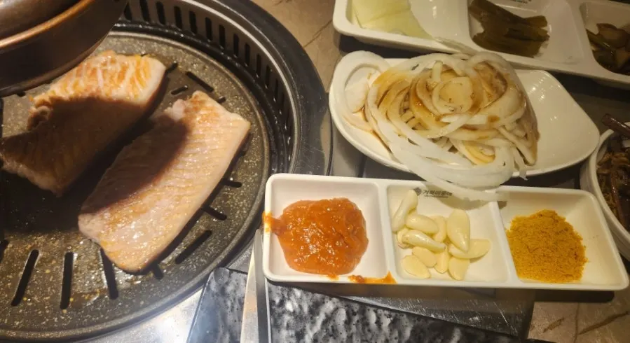 Grill pan with garlic, curry powder, and soy-onion sauce