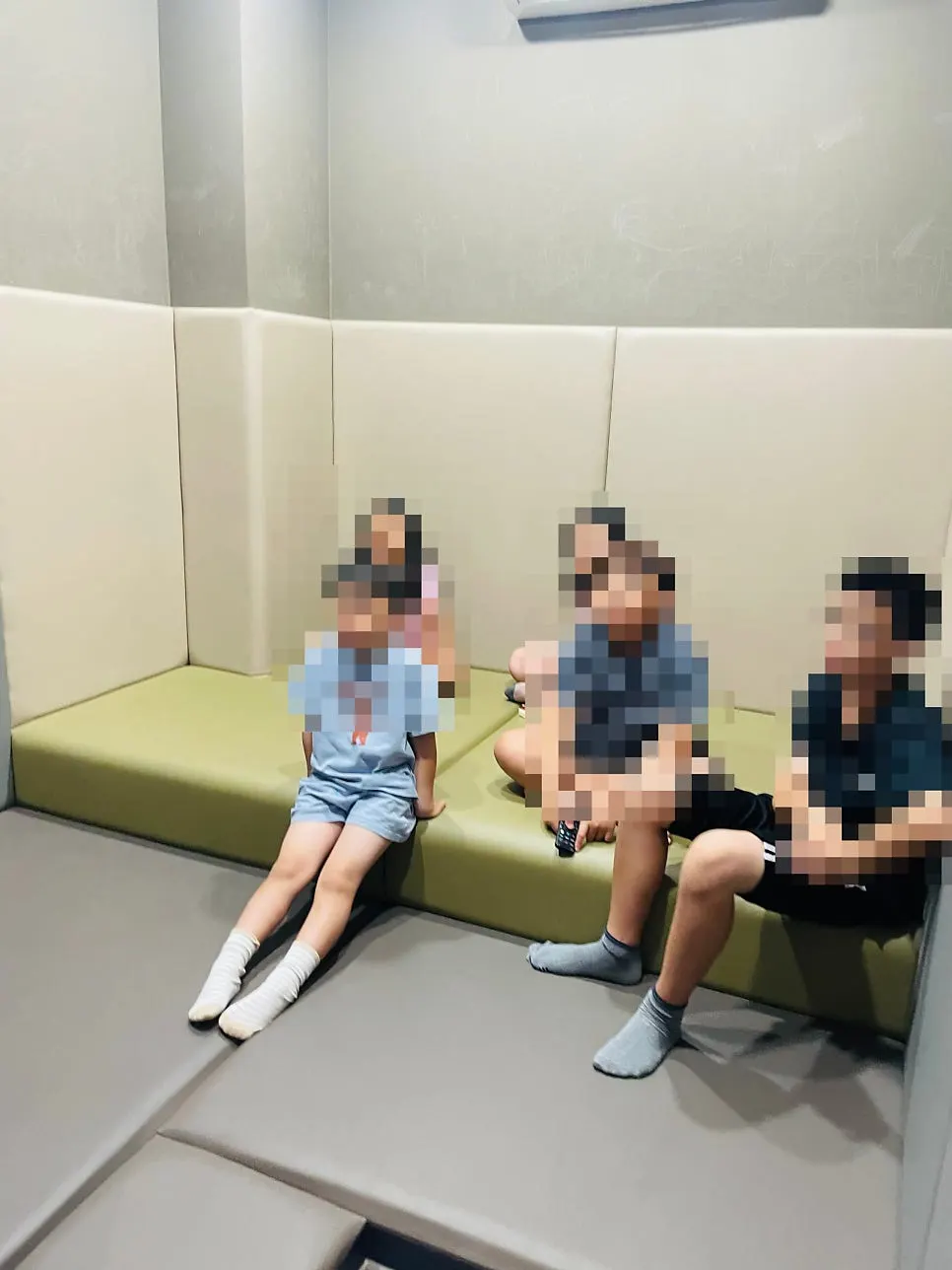 놀이방을 볼 수 있는 홀 안 확인 화면