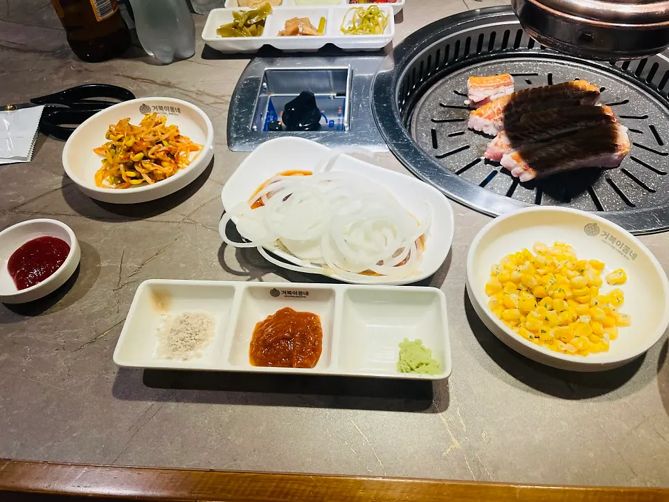 셀프바에서 담아온 기본찬 한 상