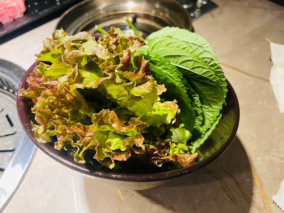 쌈채소와 장아찌를 담은 접시