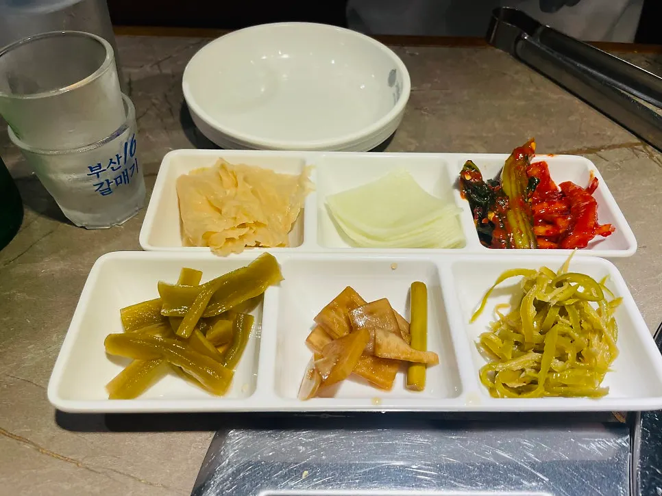 칼집 낸 생삼겹살과 목살 접시