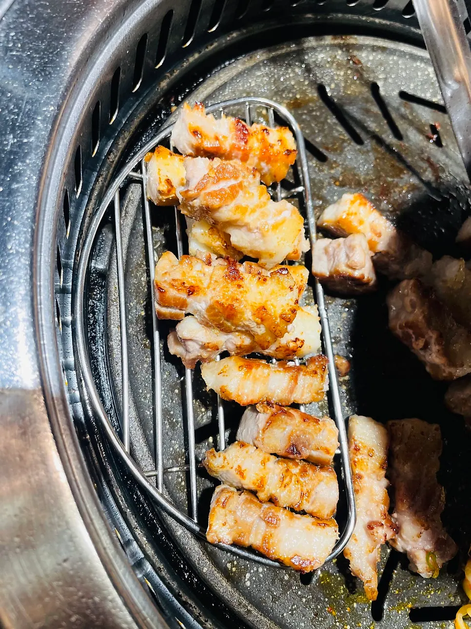 겉이 바삭하게 구워진 삼겹살 클로즈업