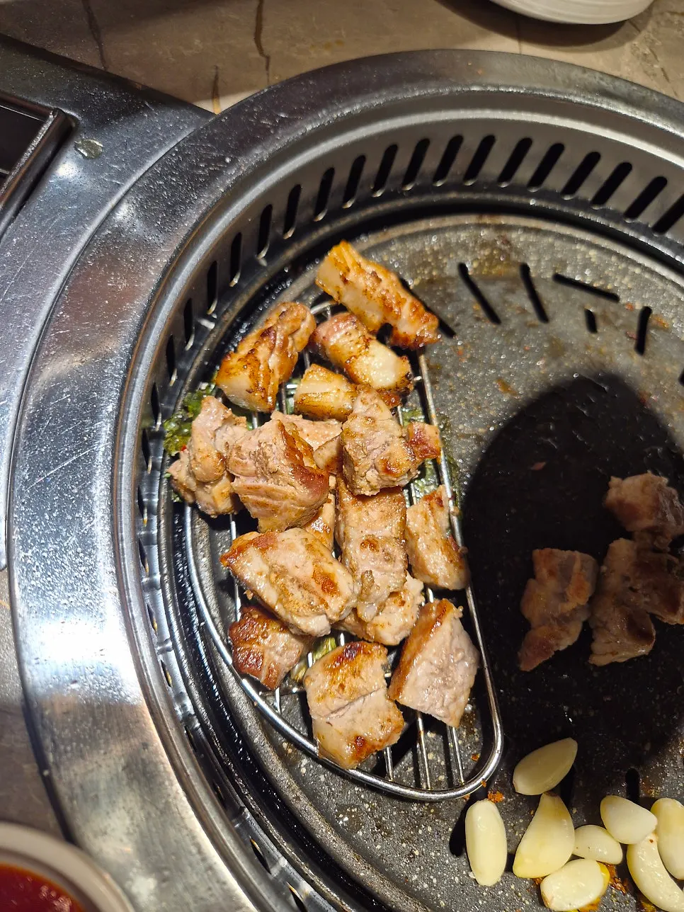 구워진 목살과 곁들임 반찬
