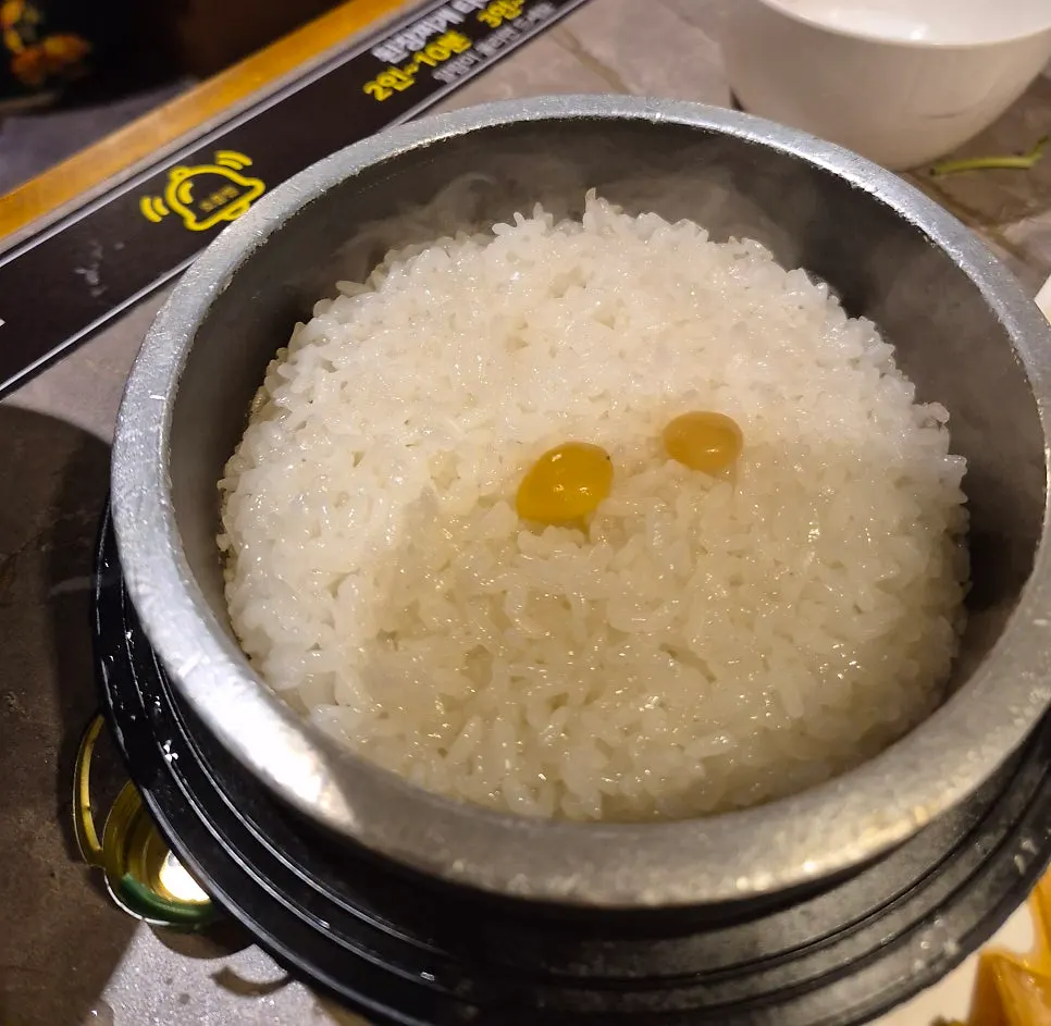 밥을 퍼낸 뒤 물을 부은 솥과 숭늉