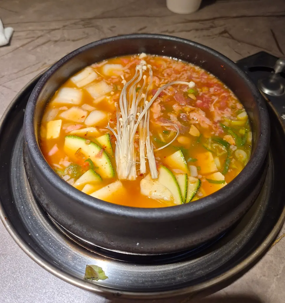 버너에 끓이는 두부와 애호박 된장찌개