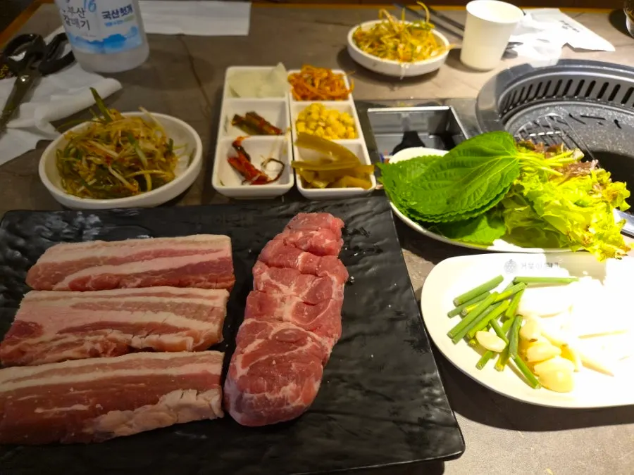 Side dishes and ssam vegetables from the self-service bar