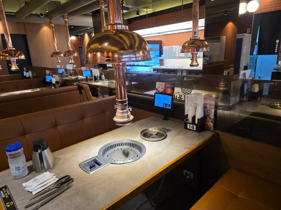 Spacious tables inside Geobugi Dongne