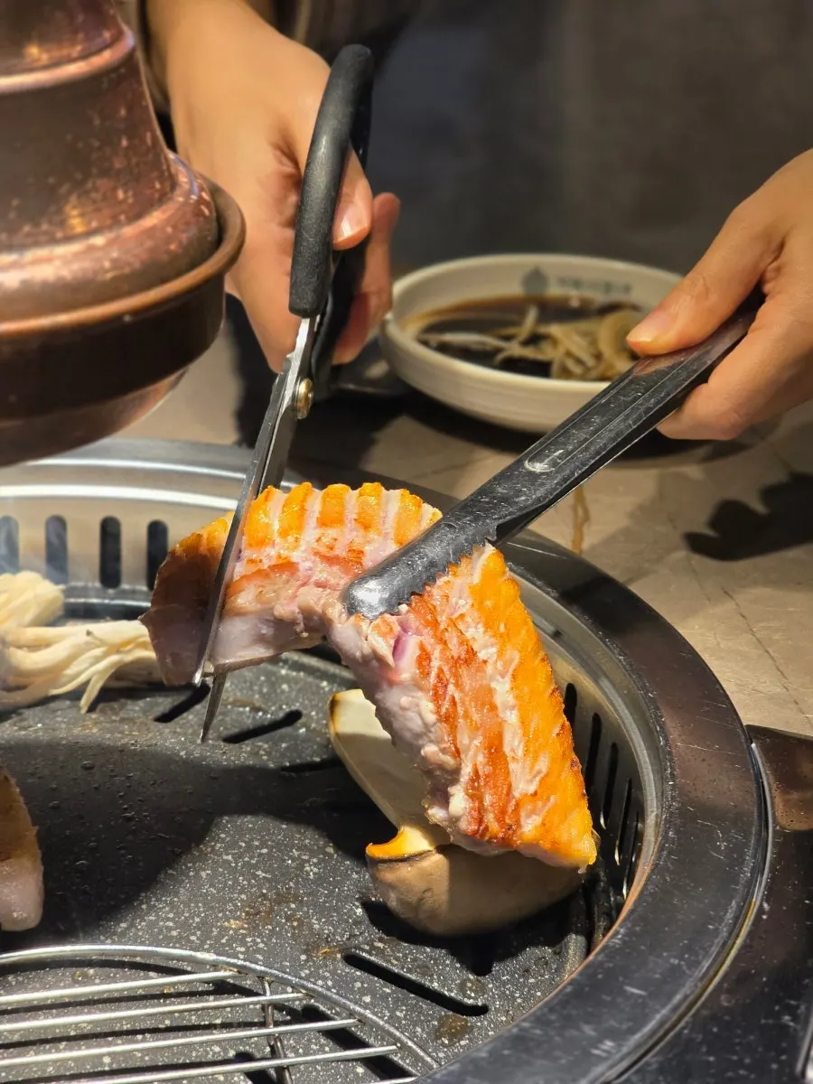 Grilling meat with mushrooms