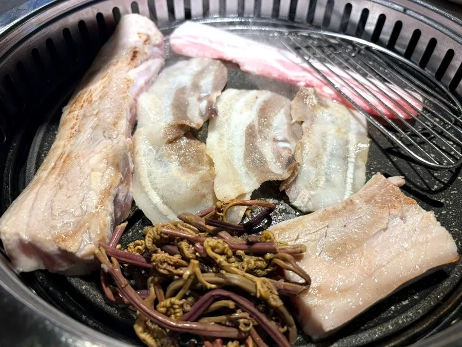 불판에서 익고 있는 얇은 급냉삼겹살