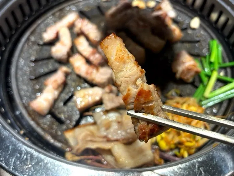 구운 냉삼과 곁들인 구이 야채