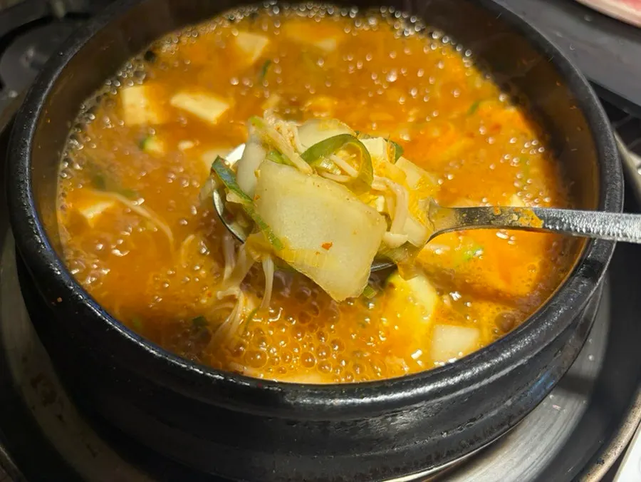 솥밥과 된장찌개를 곁들인 삼겹살 한 상