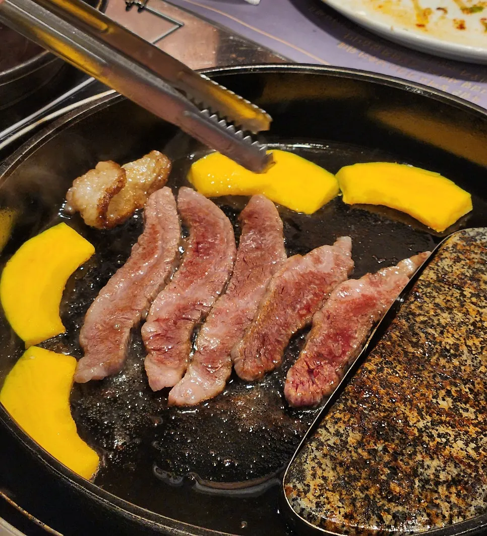 Galbisal grilling on a cast-iron pan
