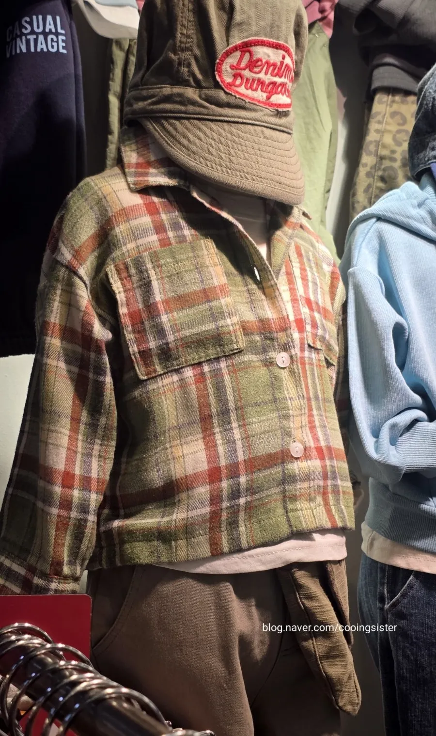 アップルスマイル店内の子供服ハンガーラック