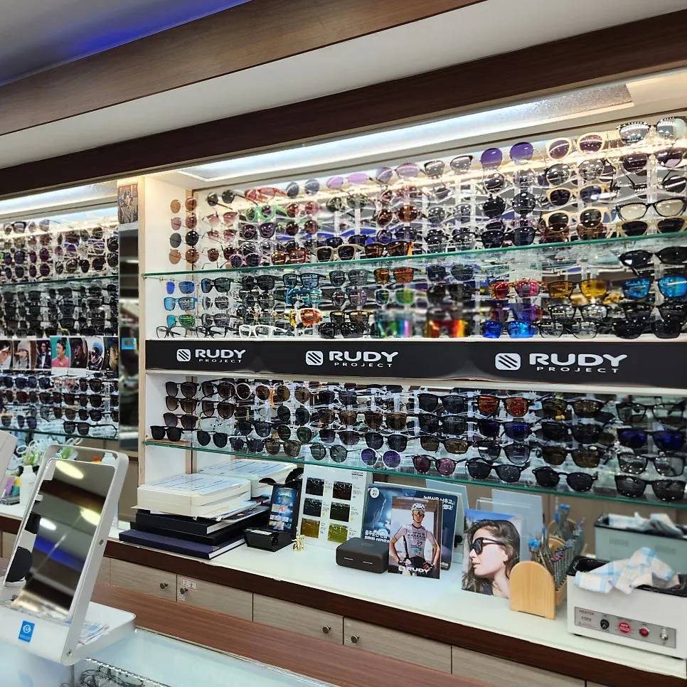 Visiting a glasses shop near Hoehyeon Station