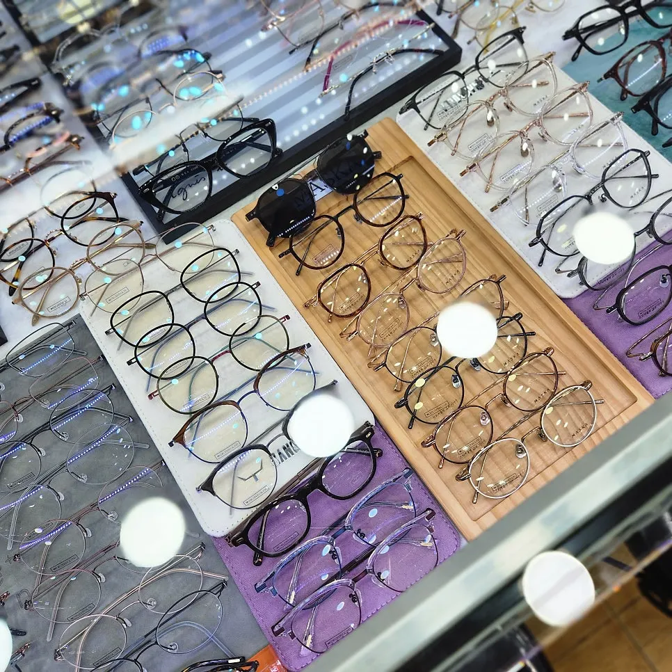 Display of affordable fashion eyeglass frames
