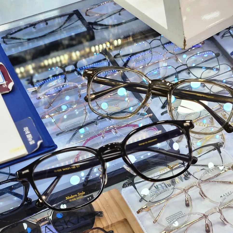 Choosing from assorted eyeglass frames