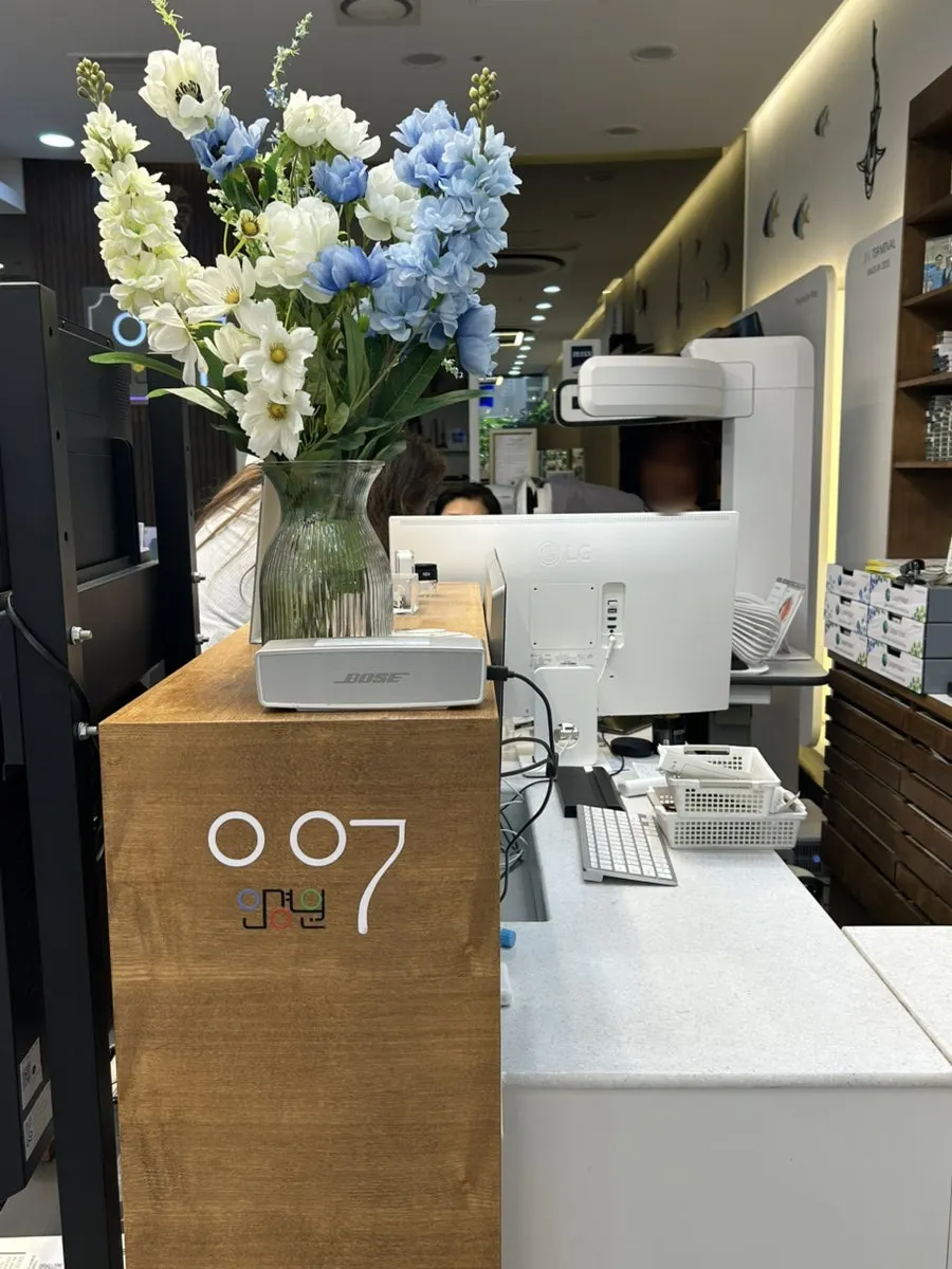 Store interior while waiting for lens replacement