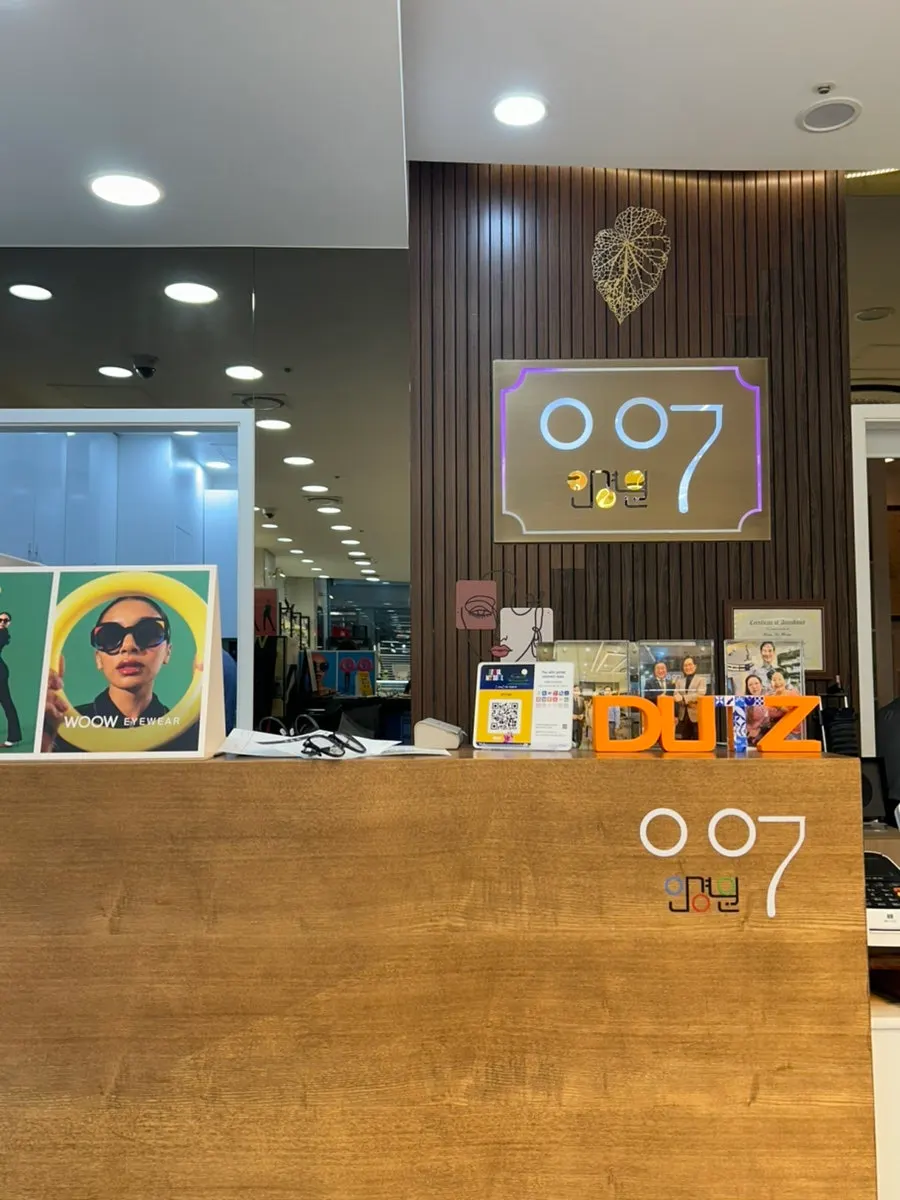 Display explaining different lens types