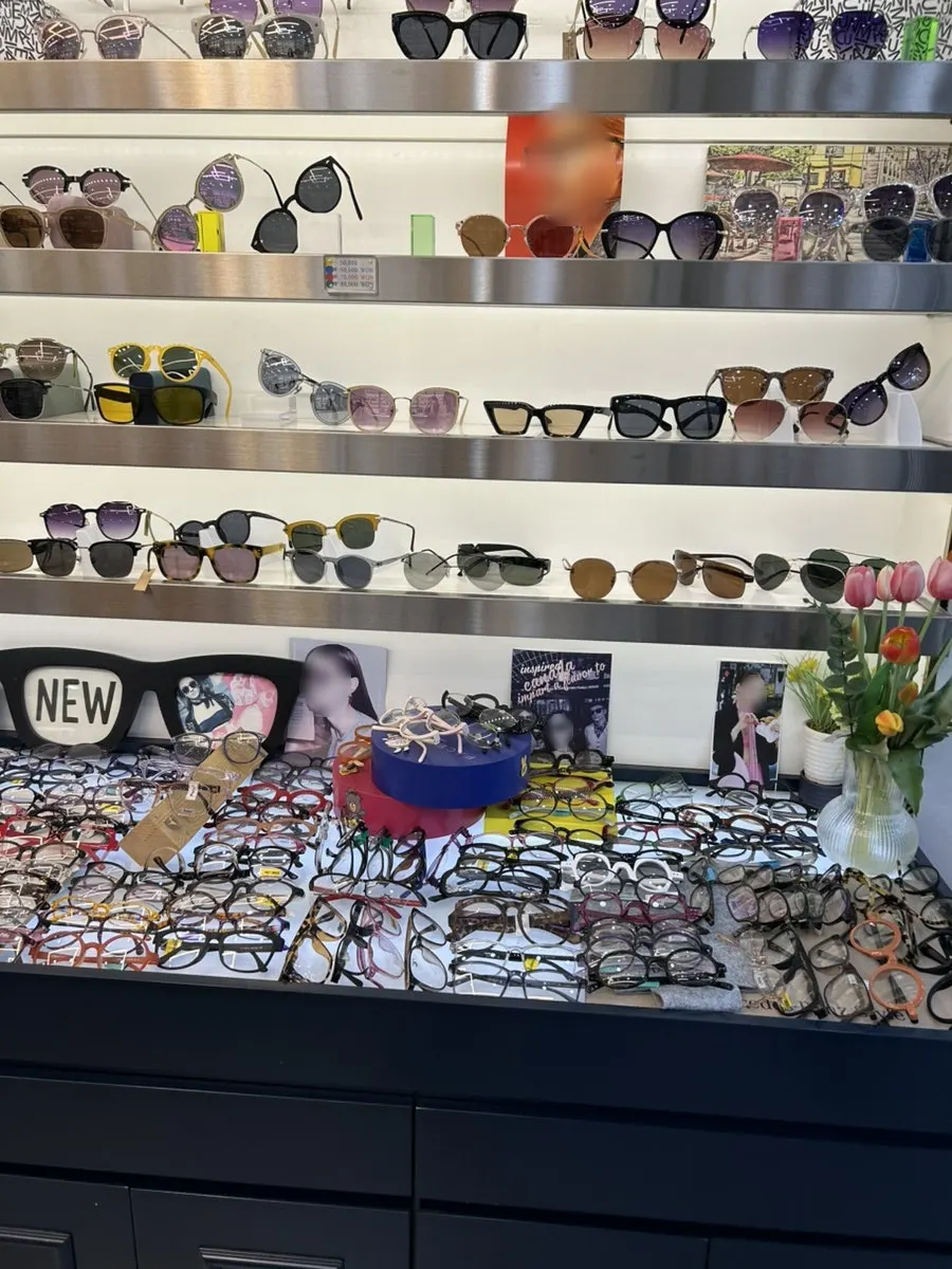 Checkout counter with a sign for accepted Onnuri gift certificates