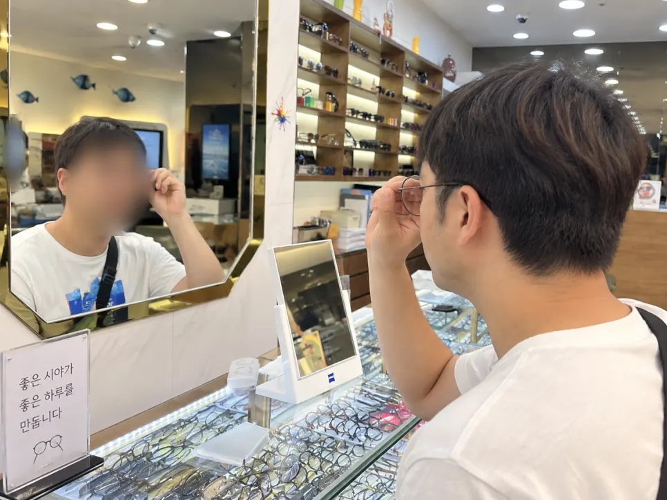 손님이 많은 007안경원 매장 풍경