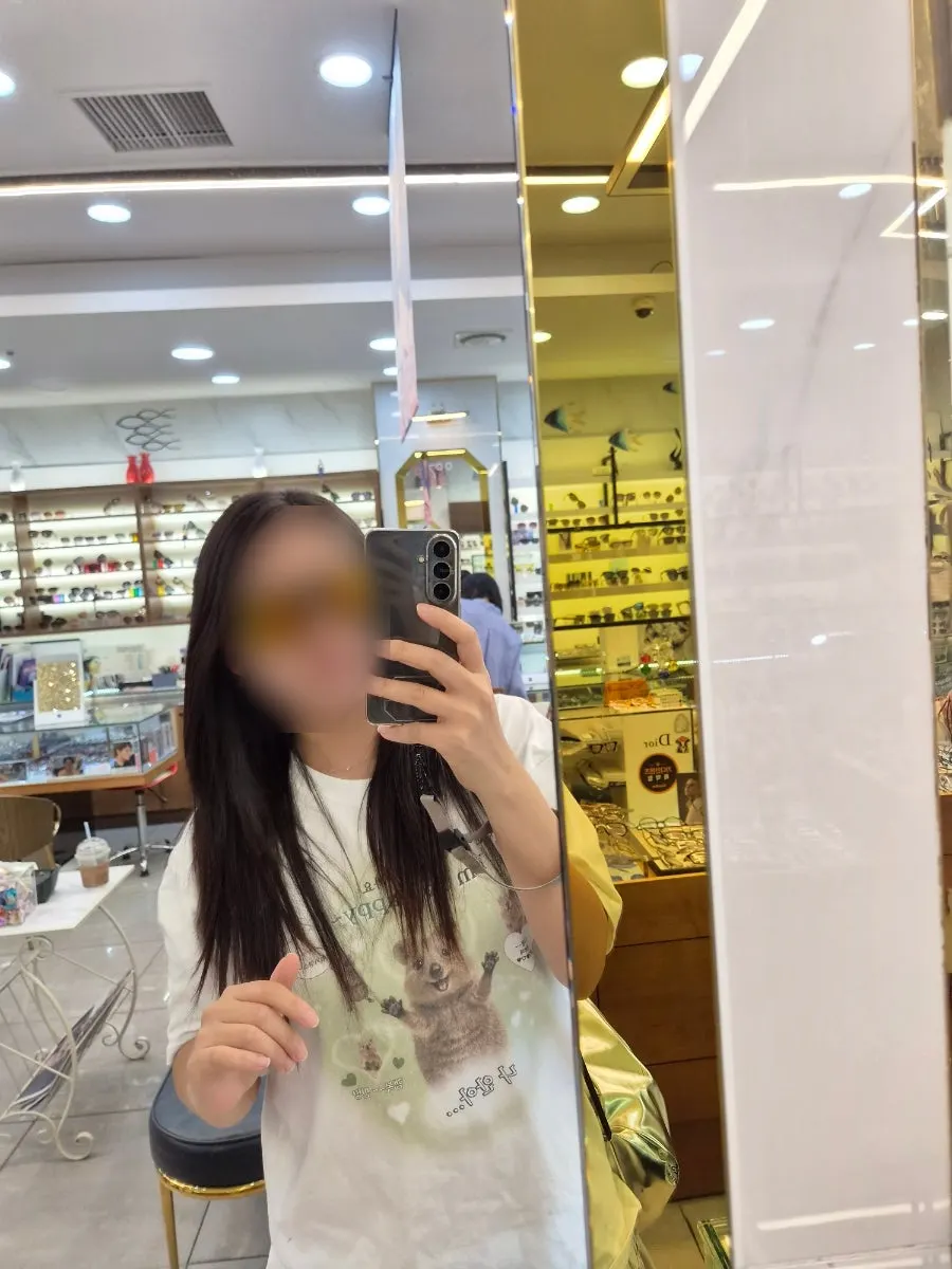 안경테를 하나씩 씌워보며 비교하는 장면
