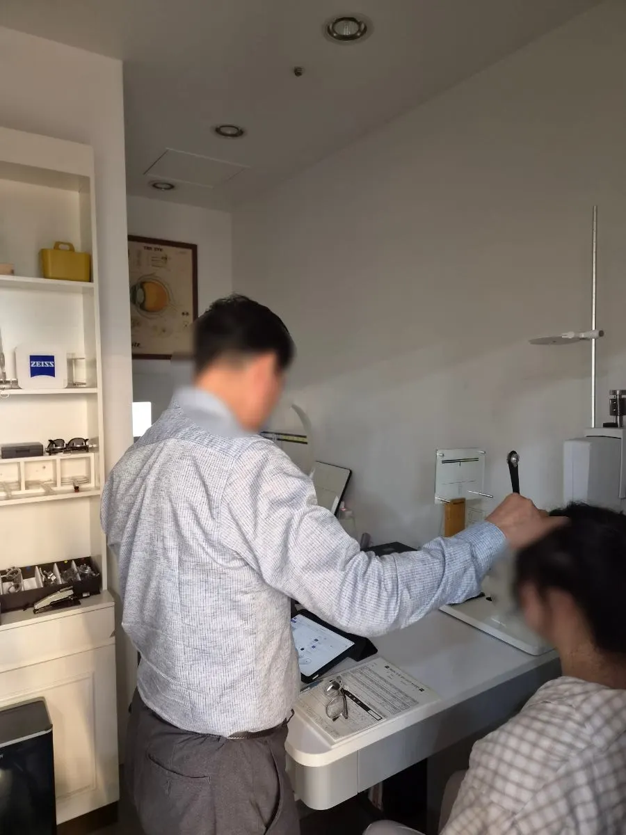 회색빛 가벼운 안경테 착용 모습