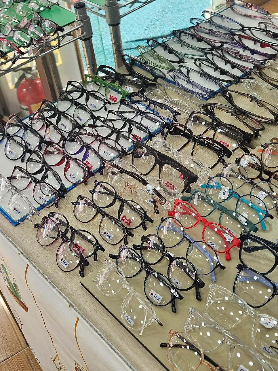 Sunglasses display suited to 20s-30s wearers
