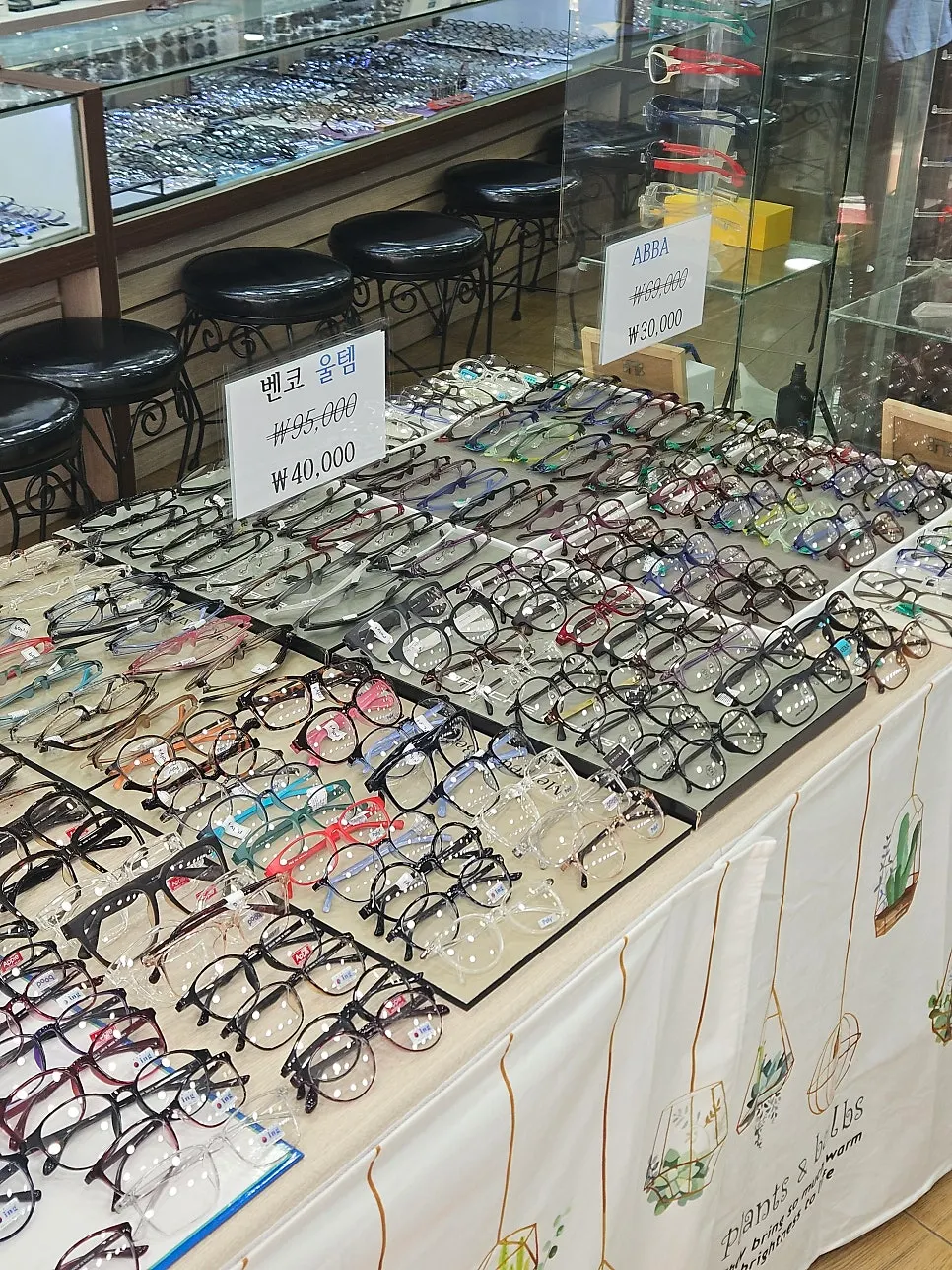 Comparing sunglasses with different frame thicknesses