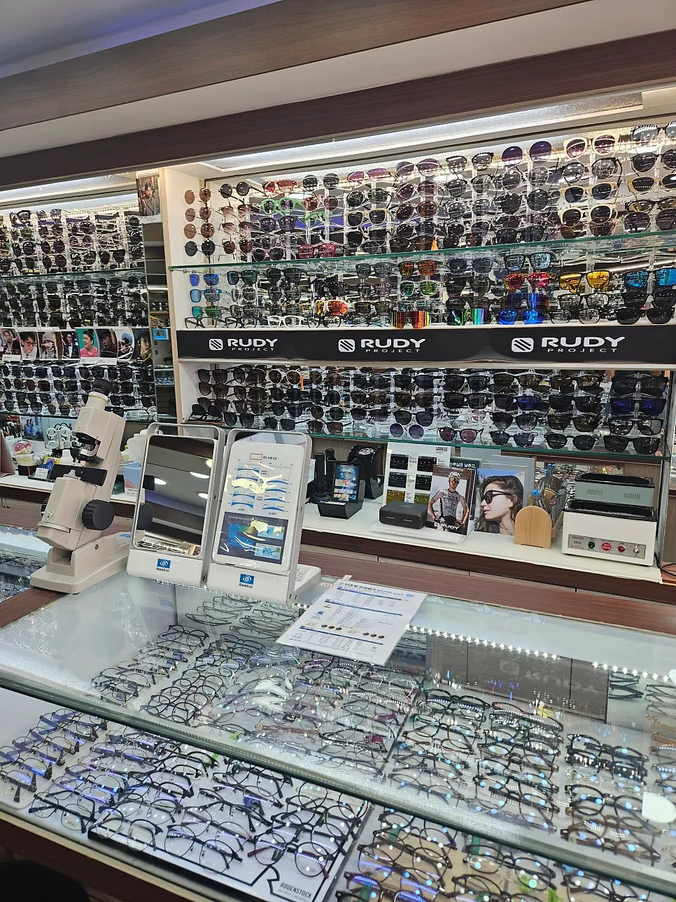 Overview of the display shelves at Angyeonggwa Saradeul