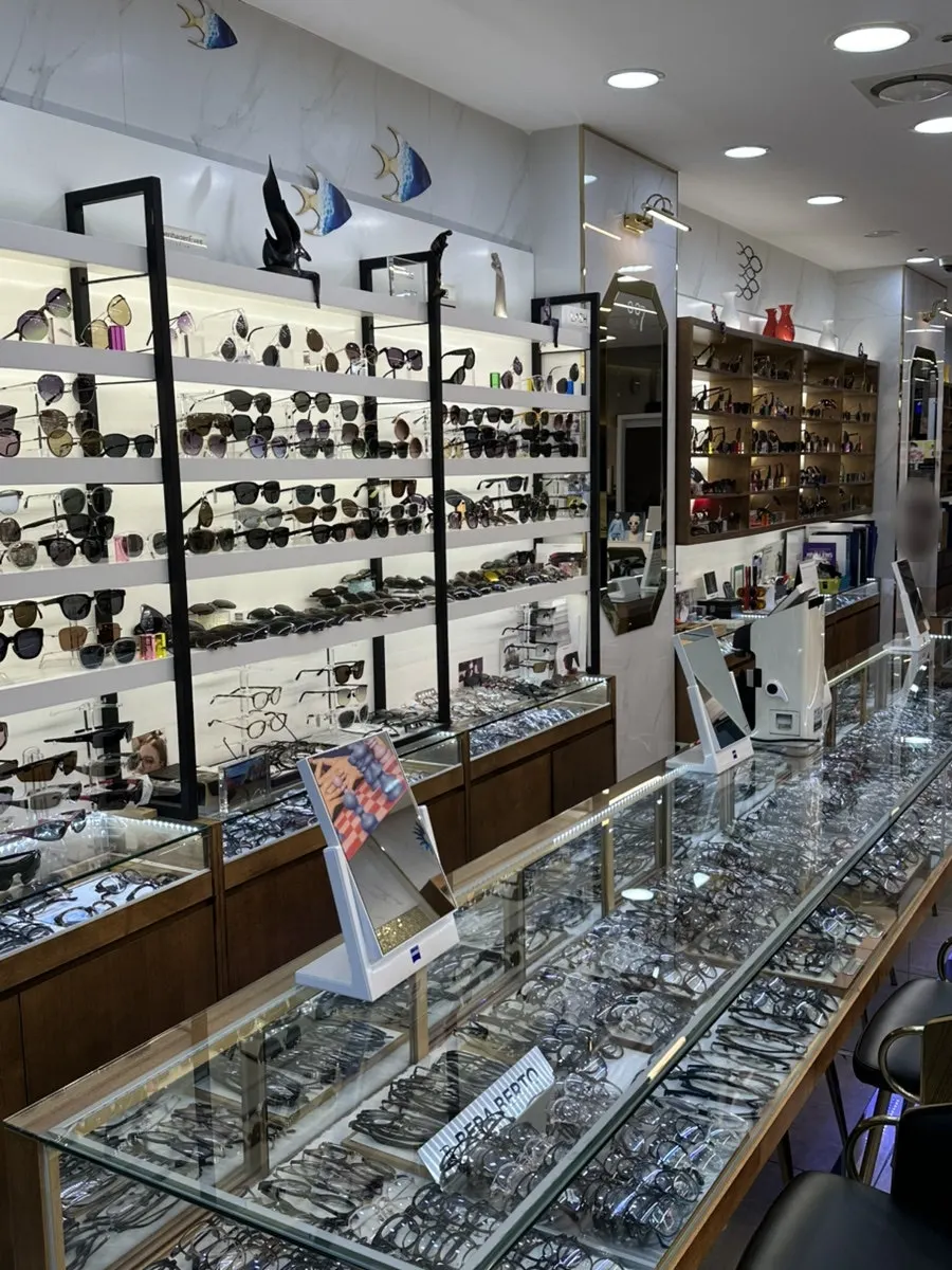 Corner display with a wide range of sunglasses