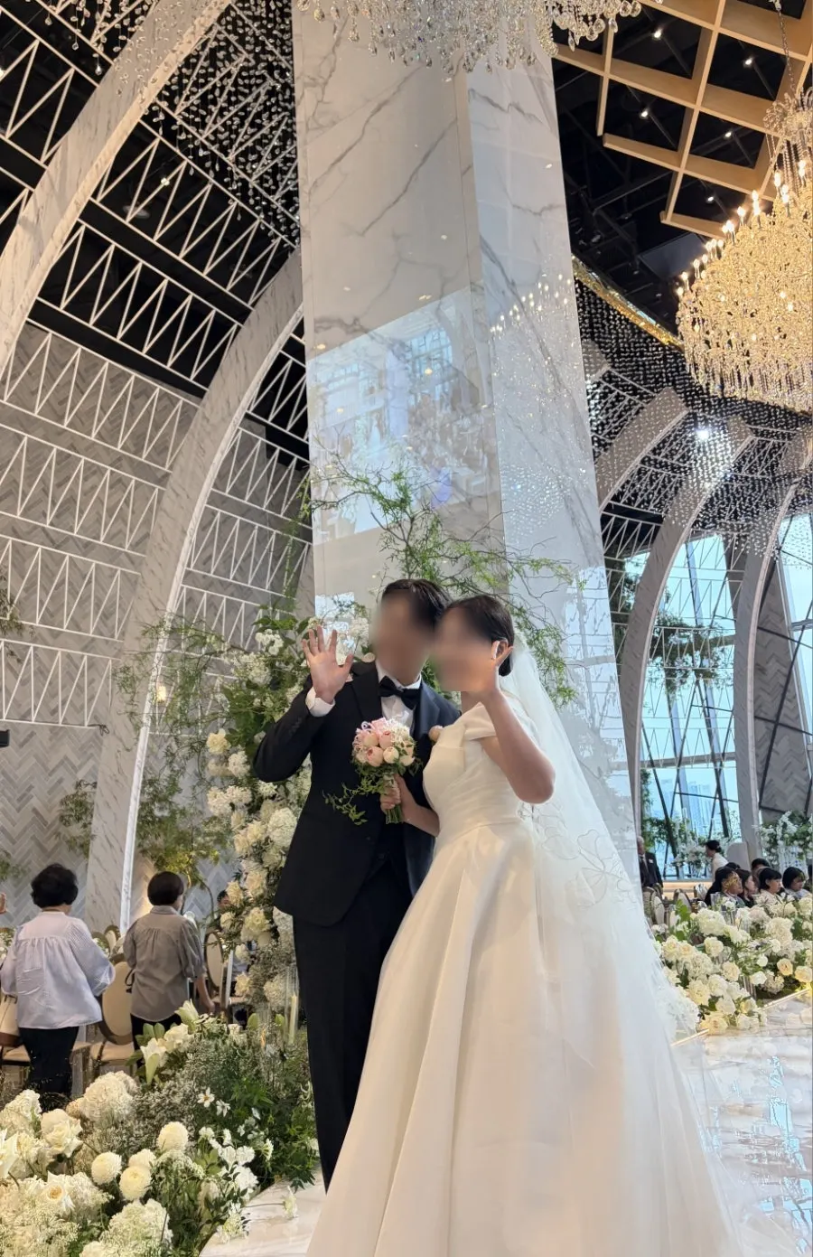 Wedding photo with the lensless frame worn