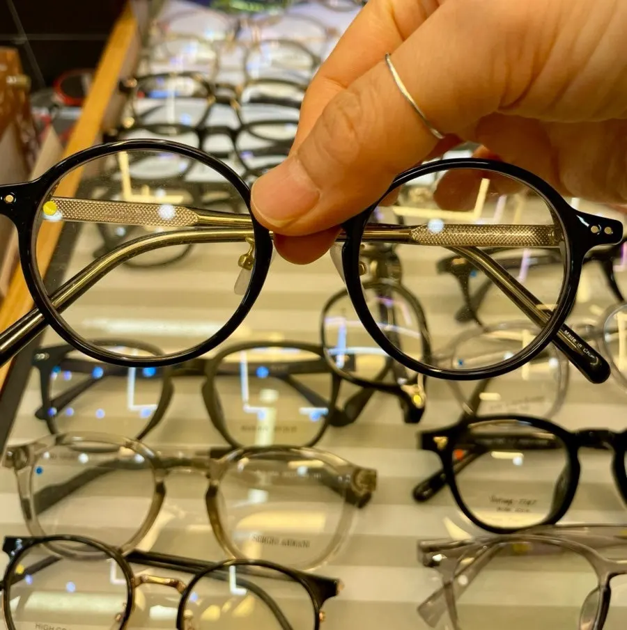 Trying on a round black frame