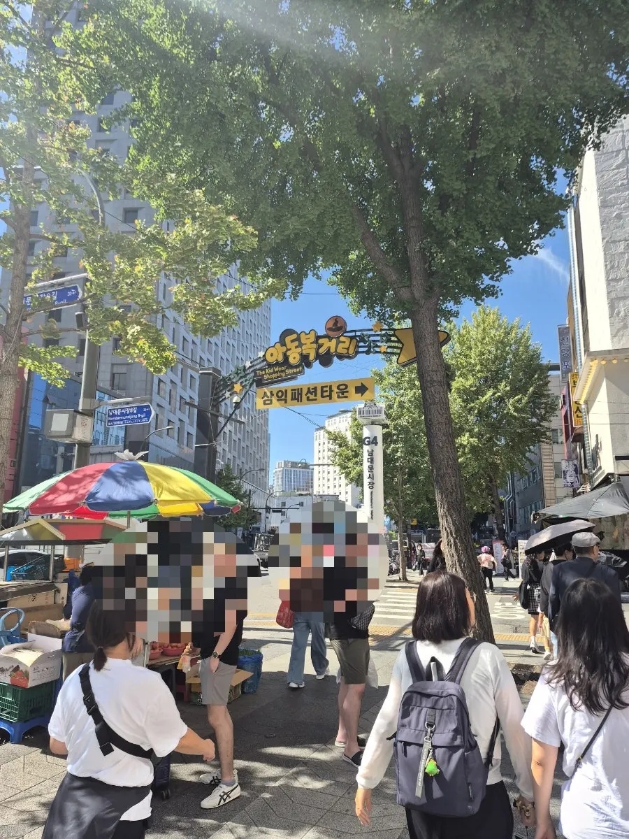 Surroundings of the Beurudeng Kids' Clothes building in Namdaemun Market