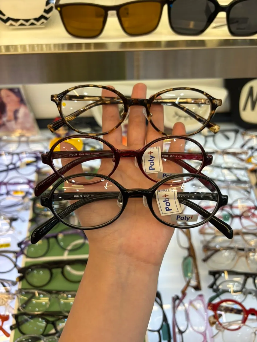 Trying on an oval frame