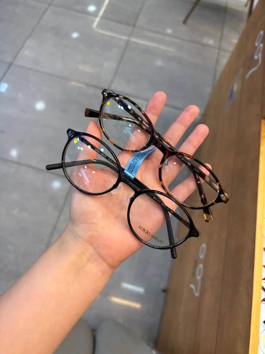 Trying on frames while deciding