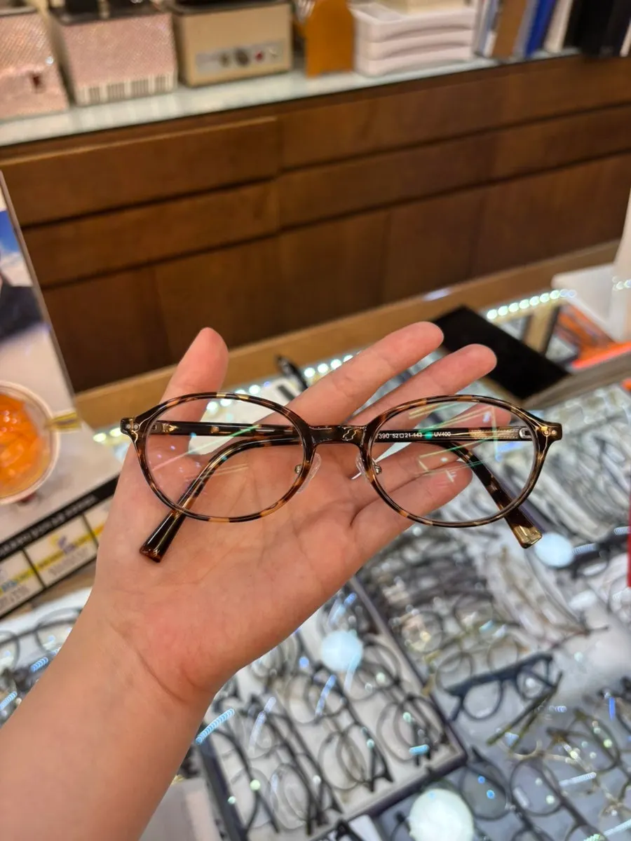 Wearing the finished leopard-print oval glasses