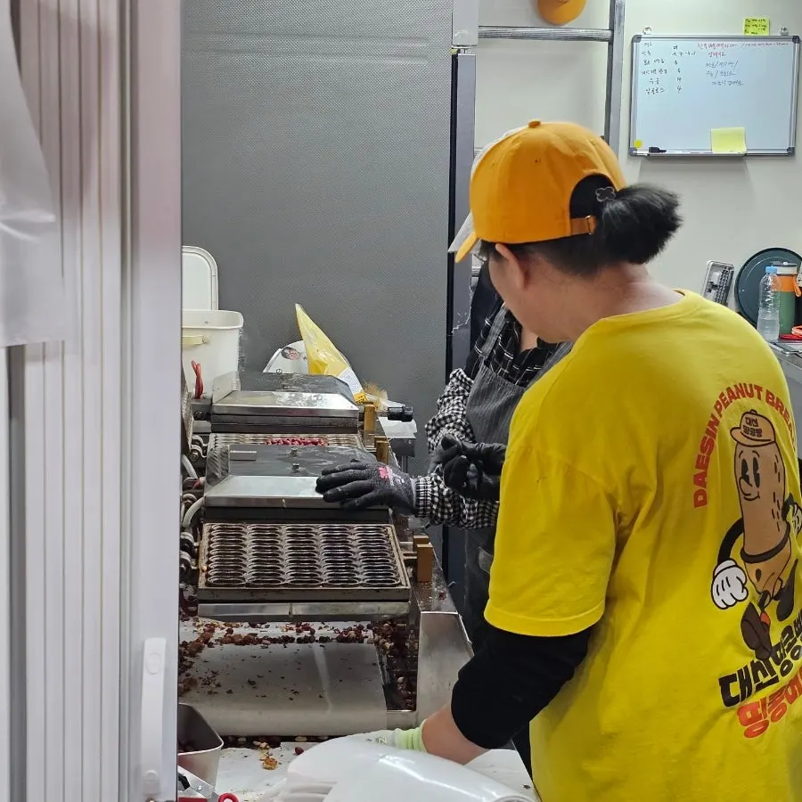 Peanut bread at Daesin Ttangkong-ppang Namdaemun Market branch