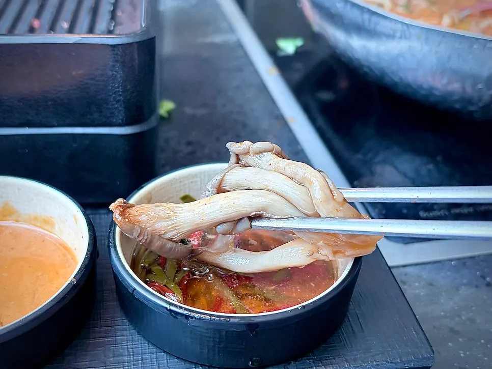 しゃぶしゃぶの野菜と出汁のクローズアップ