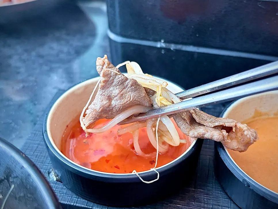 茹でた野菜をすくい上げた様子