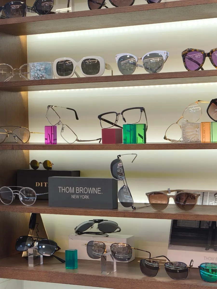 Signage introducing 007 Optical as Sunwoo Yongnyeo's regular eyewear shop