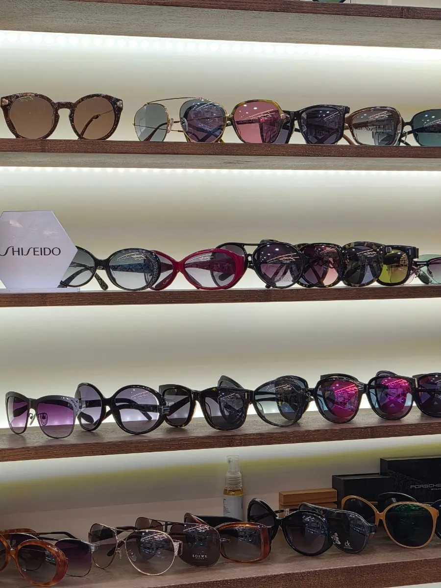 Visit memento material posted on the shop wall
