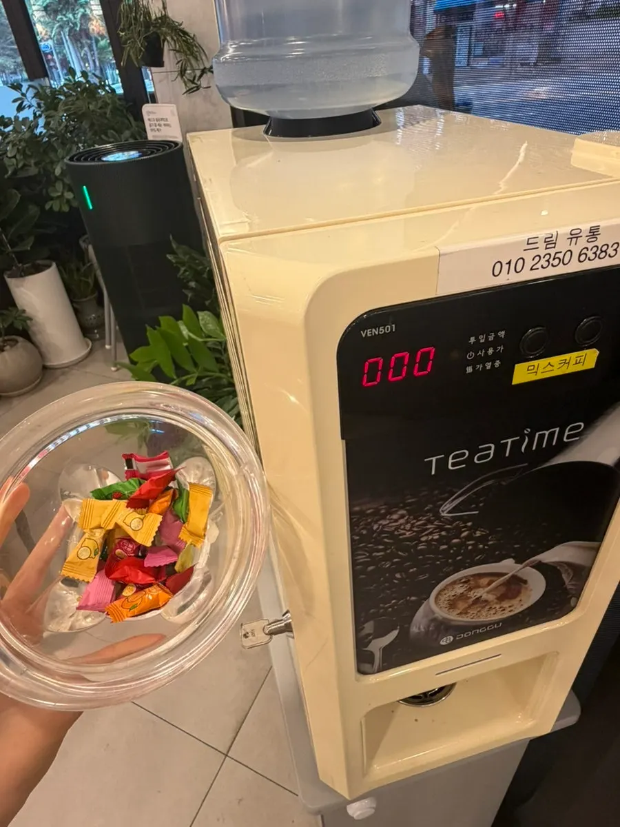 김치와 깍두기가 준비된 남다른 셀프 반찬대