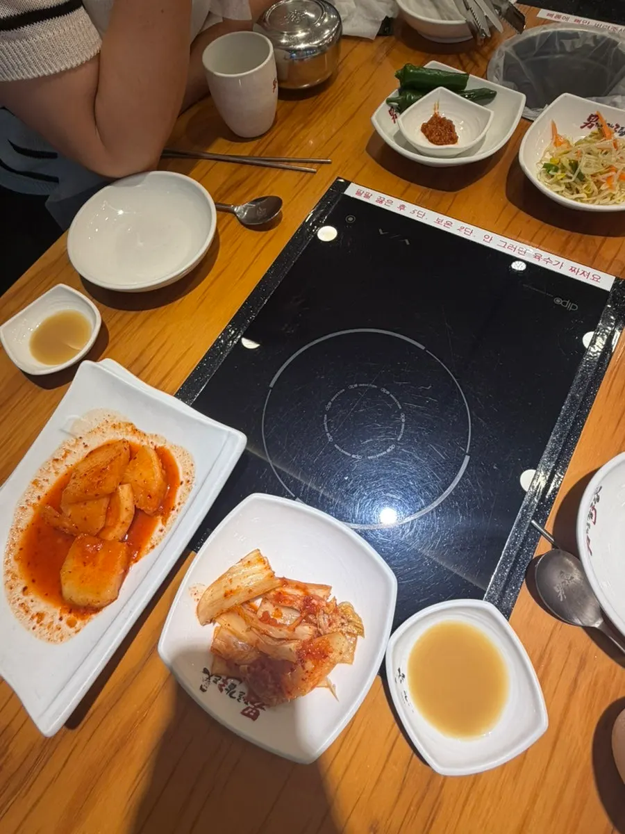 깍두기와 김치, 콩나물 기본 반찬 세팅