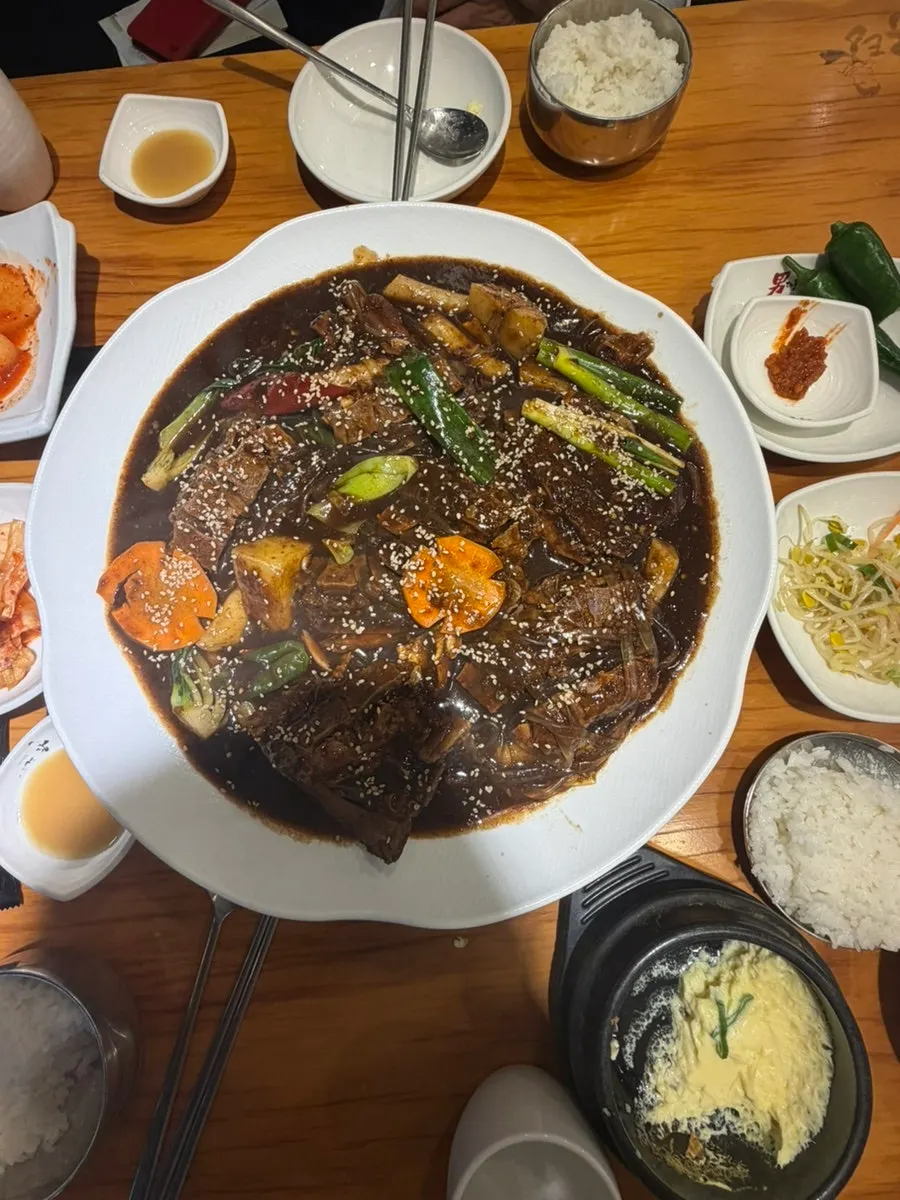 진한 양념에 당면과 떡이 들어간 남다른뼈찜