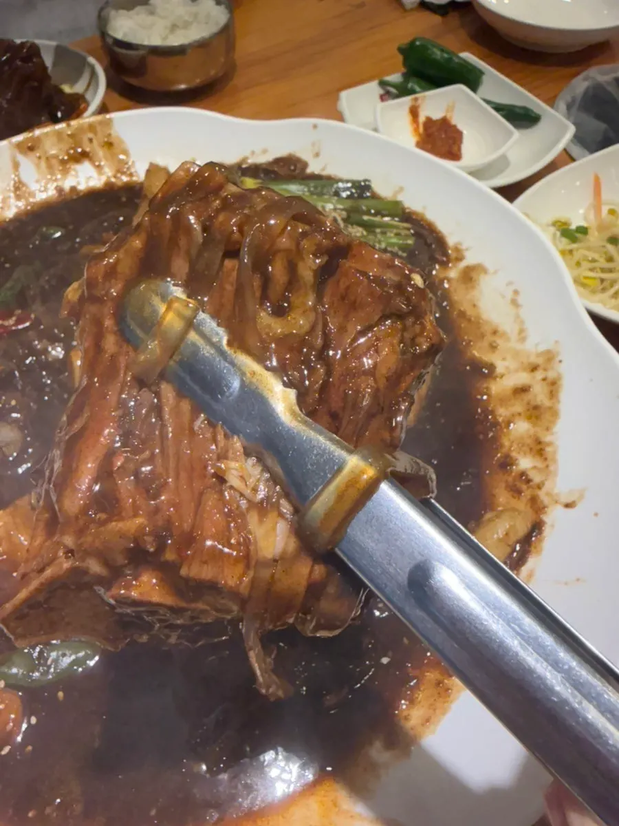뼈찜 당면을 들어올린 모습