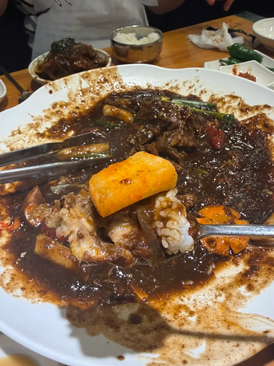 공기밥과 함께 먹는 뼈찜 고기