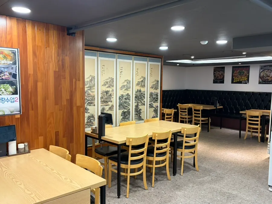 대로변에 자리한 남도창평국밥 입구