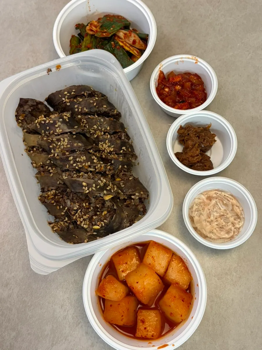 포장에 함께 담긴 파김치와 깍두기