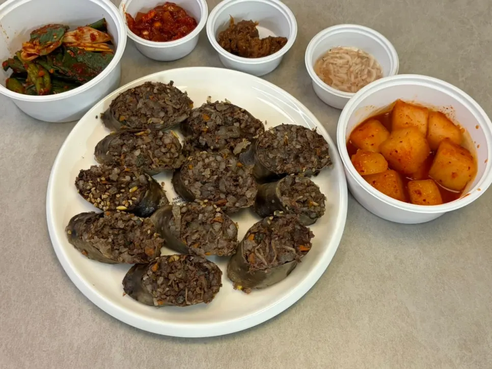 접시에 담은 암뽕순대