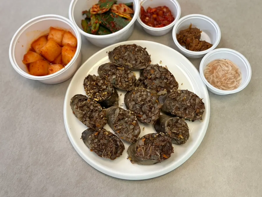 큼직하게 썰린 암뽕순대 접시